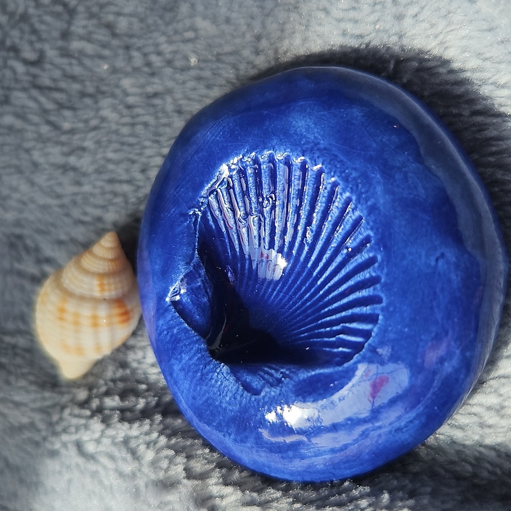 Handmade Clay Shell Accent Ring Holder with Small Seashell - Picture 2 of 3